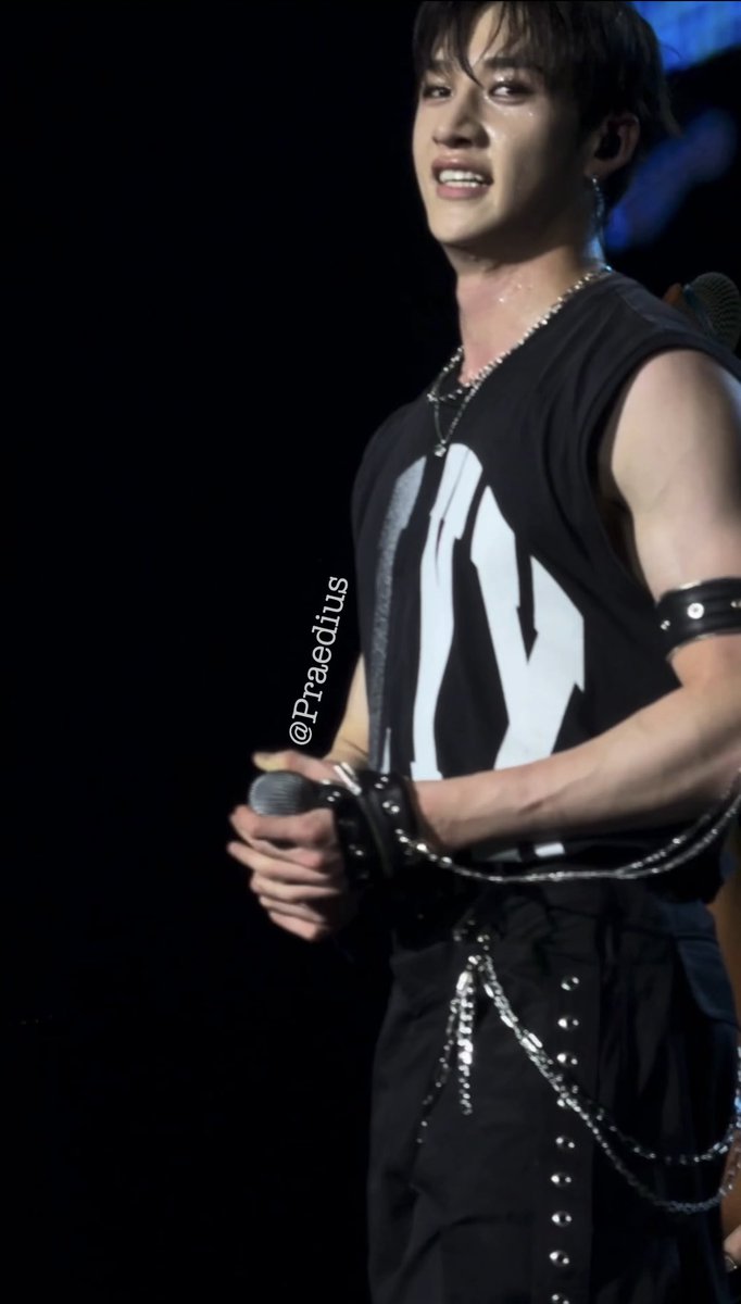 Praedius's tweet photo. Mentally I’m still here. 🥹🥰🫵🏼
His gaze and that smile.. I am not your strongest warrior Christopher. 🫠🫠
@lollapalooza @Stray_Kids #Lollapalooza #LollapaloozaChicago #StrayKids #StrayKidsATE #BangChan #방찬 #ChristopherBahng #Chris #HeNoticedMe #SKZ https://t.co/euhf5ivQB1