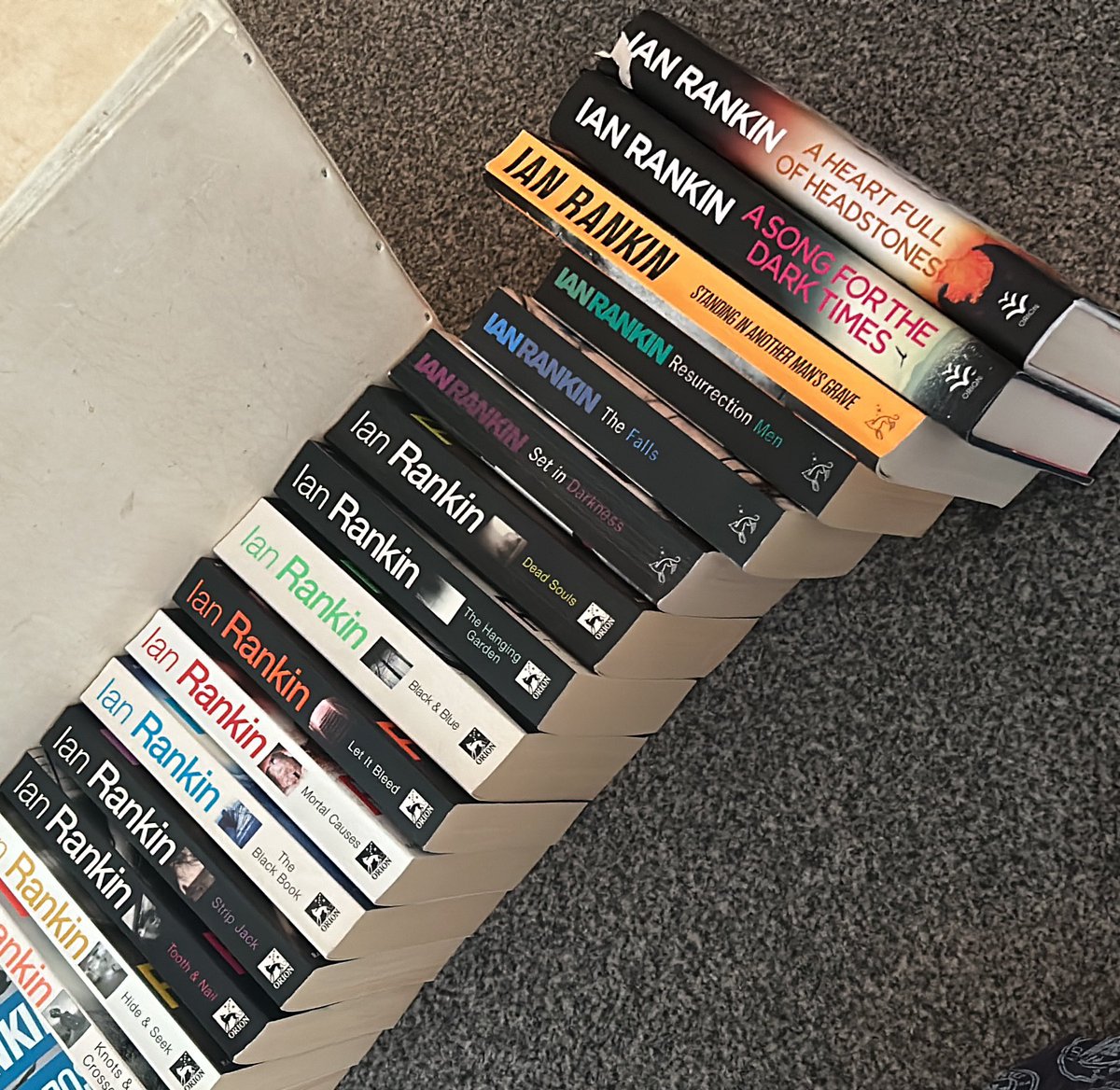 zobear2101's tweet photo. Time to start reading these again - but in order this time! ♥️😍
(I’m aware I’m missing a few @Beathhigh but I’ll be raiding the thrifters in the near future 😂) https://t.co/5uV8AF0EUl