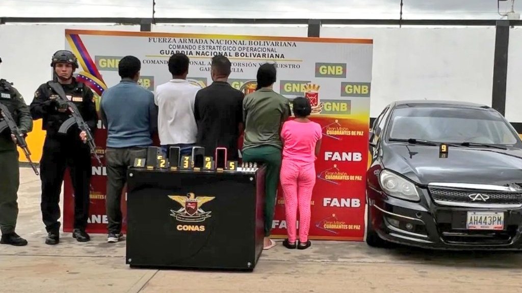 Durante un arduo trabajo en equipo (CONAS) y (CICPC), en el Edo. Zulia, capturaron a (05) sujetos, integrantes del "GEDO EL ALFONSITO Y EL ADRIÁN", a quienes se les incautó (01) vehículo, (14) municiones calibre 5.56mm, (06) teléfonos y (01) radio. A/O del <a href="/MinpublicoVEN/">Ministerio Público venezolano</a>