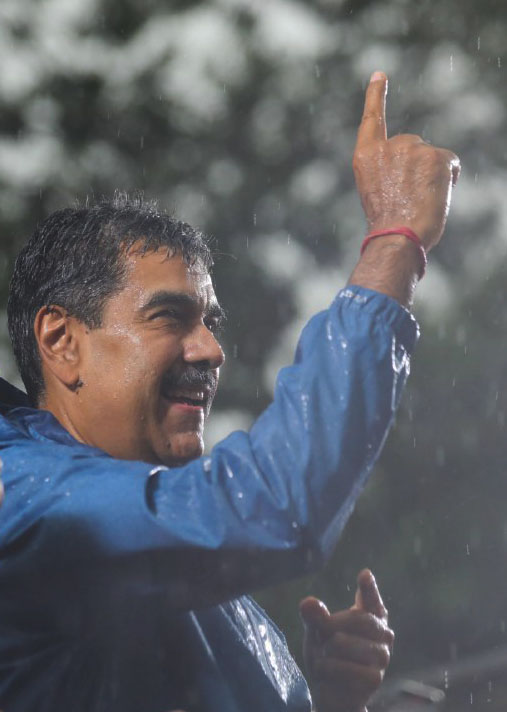 ¿Qué está pasando en Venezuela?
Hasta la lluvia lo sabe...
Llueva, truene o relampaguee, NICOLÁS es el PRESIDENTE y eso no lo cambia NADIE. 
Que chillen quienes no tienen compromiso con su Patria.
Está escrito: VENEZUELA SE RESPETA