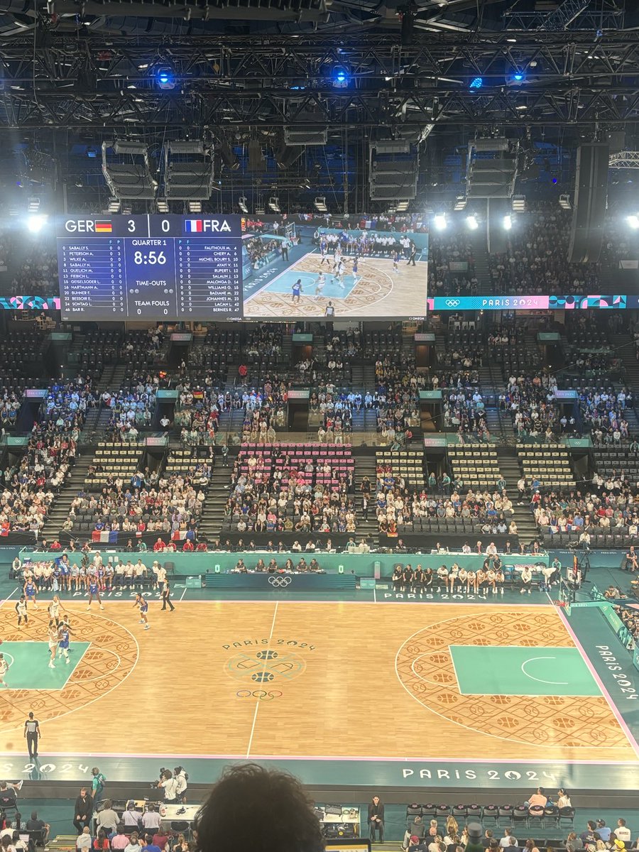 vincentduluc's tweet image. Demi-finale olympique de l’équipe de France à Bercy. Au moins 1000 places inoccupées. Les hospitalités, la famille olympique, les invités. Une défaite pour des JO populaires.