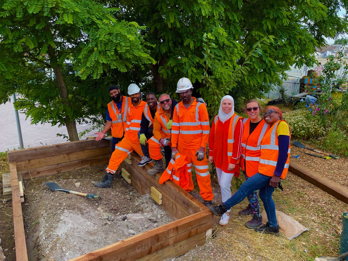 ColasRailUK's tweet photo. π± #WeCareWednesday We Care For Willesden!
π·ββοΈπ·ββοΈ Recently, some of our SRSA #TeamOOC collaborated with @EnergyGardenLDN to rejuvenate green space at Willesden Junction Station
β»οΈ We built a planter with recycled sleepers & other tasks
#ColasRailCares #ColasRailShares https://t.co/Oap6FulEI7