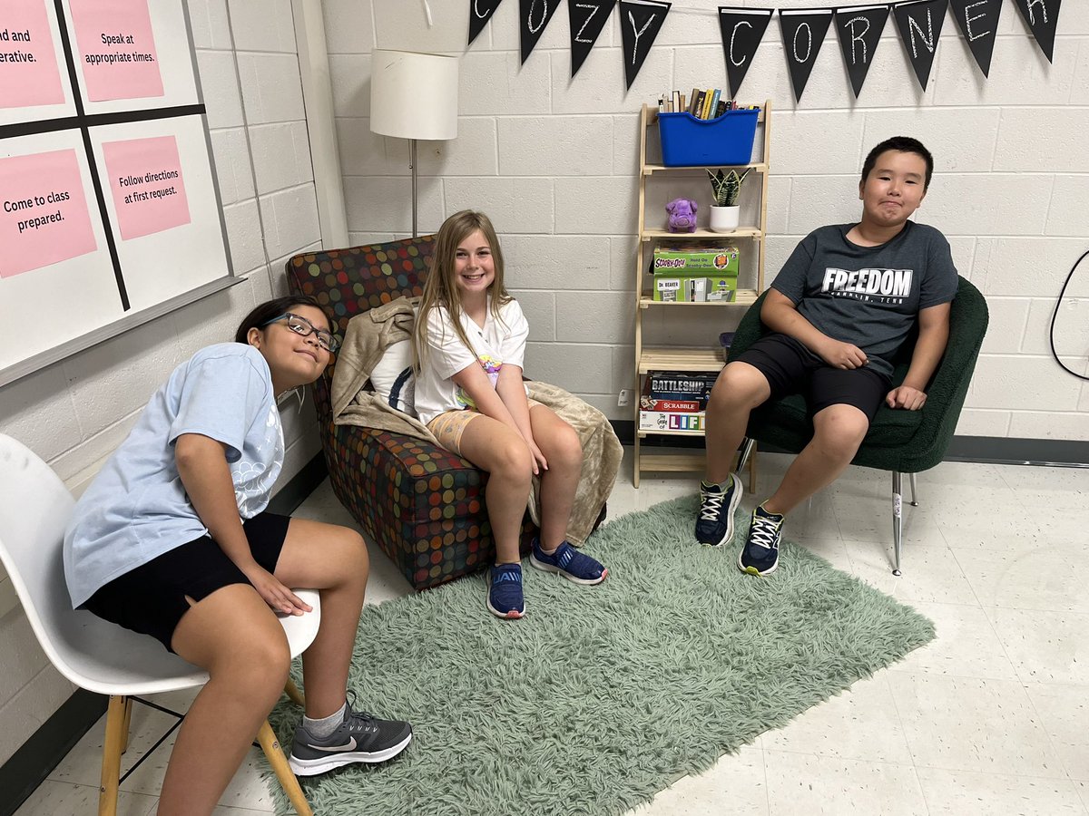 franklinspecial's tweet photo. These @fasdfis Bulldogs are having a great start on #FSDfirstday! They are getting back in the routine with friends, new and old! https://t.co/IMygfAYOwo