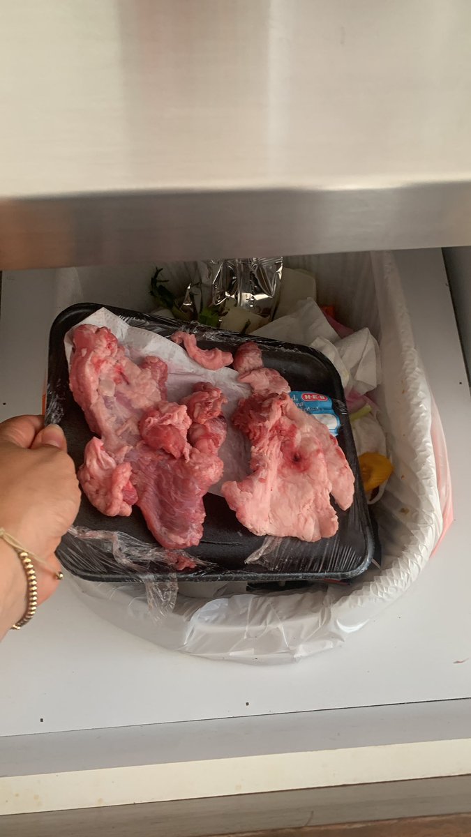 Velmoryana's tweet photo. Cuando crees que pickup de heb no podria ser peor y las verduras mutantes o podridas que te mandan son superadas por pagar 600 gr de falda se res y te manden pellejo 50% de la carne @HEB_mexico https://t.co/GHsNgNGZ50
