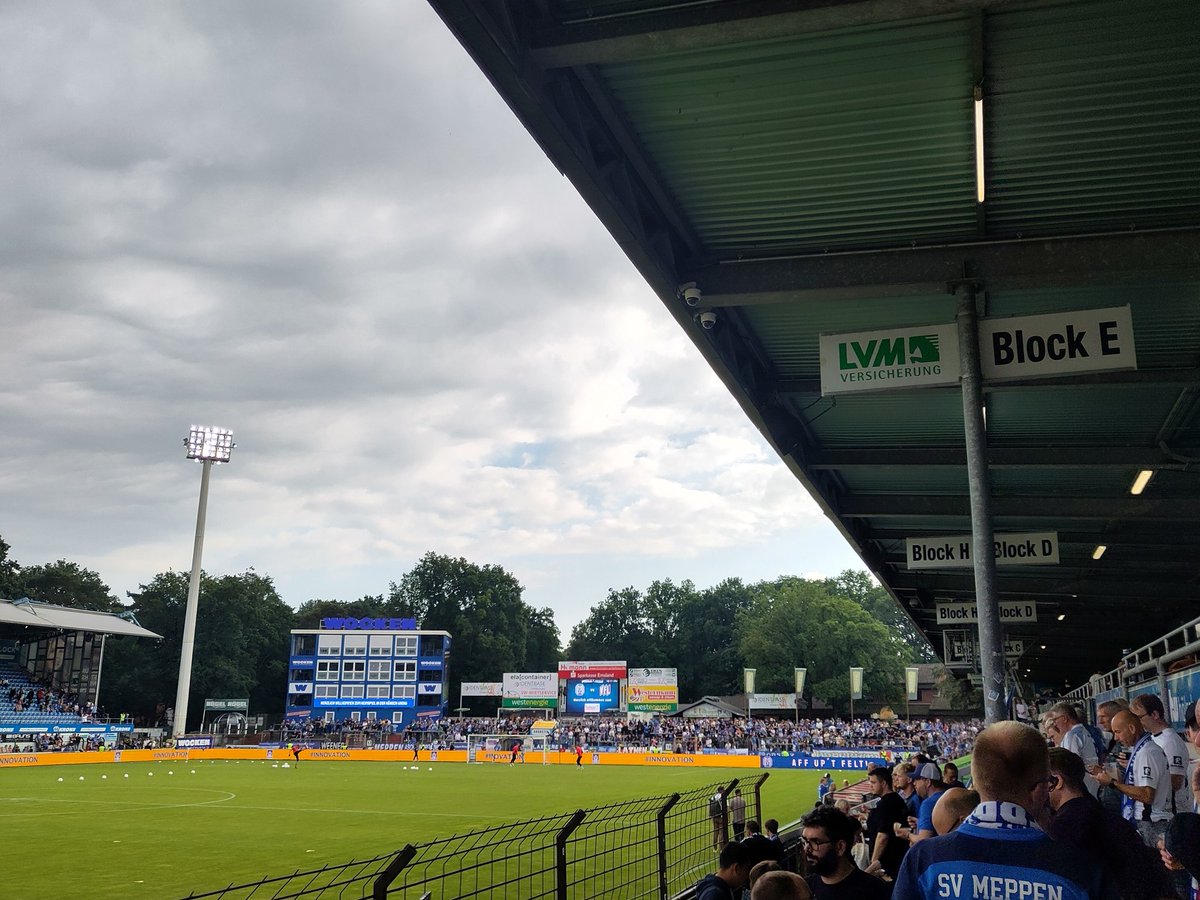 Block E, E Block. Hauptsache lila-weiß in Berlin und #ndsvm im Rest des Landes.