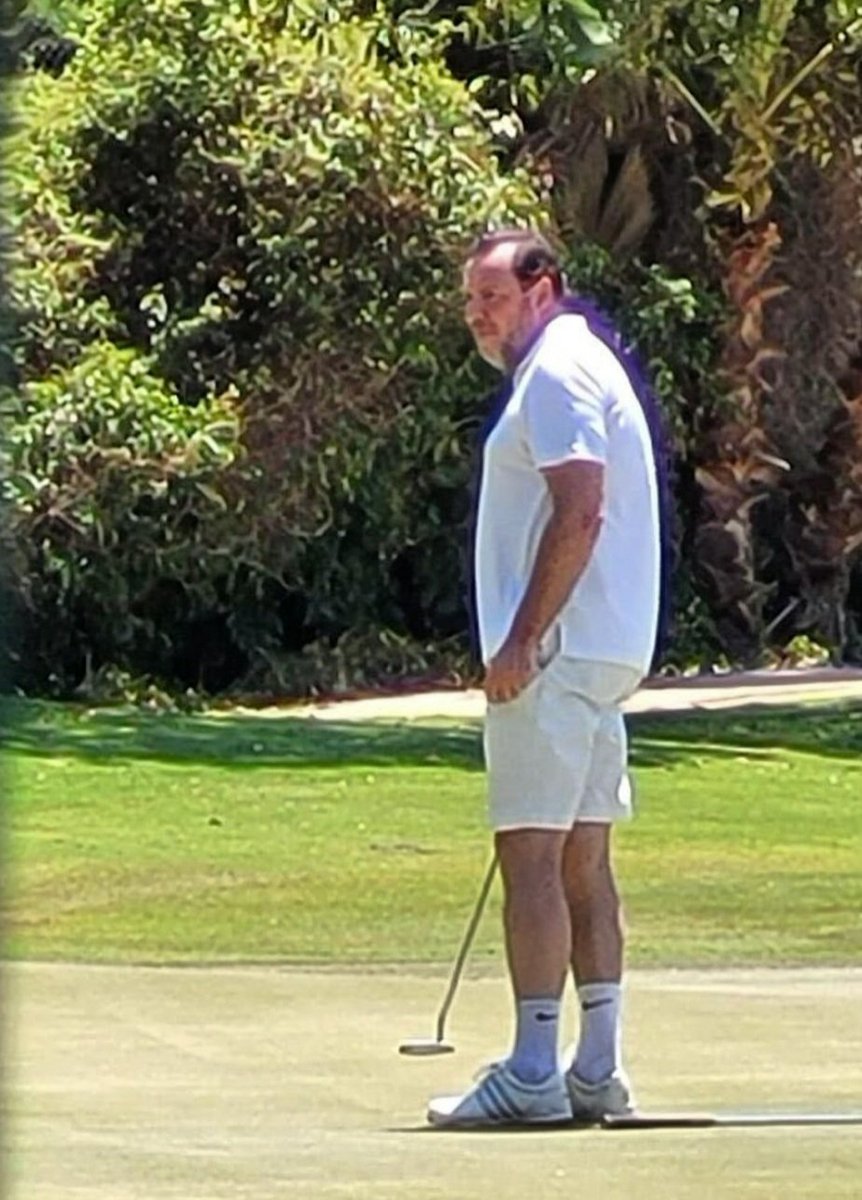 LourdesSolanoJ's tweet photo. @oscar_puente_ No te has enterado del caos ferroviario que hay ? Pero claro como buen facha jugando al golf...ahhh que tu eres de izquierdas!!!! https://t.co/v1gkcC4tR2