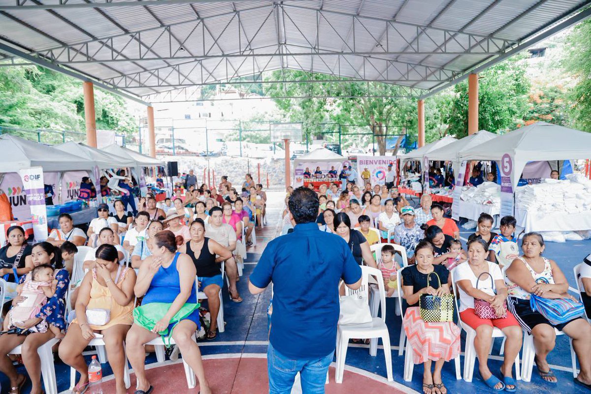 jorgexsa's tweet photo. El programa #DifContigo entrega a las familias zankas un importante apoyo que consiste en artículos para el hogar, ropa, despensas y juguetes, los cuales favorecen su economía de manera directa. Esta vez el punto de entrega fue la colonia Benito Juárez. #Zihua #CiudadDeTodos. https://t.co/z7PRrGclMI
