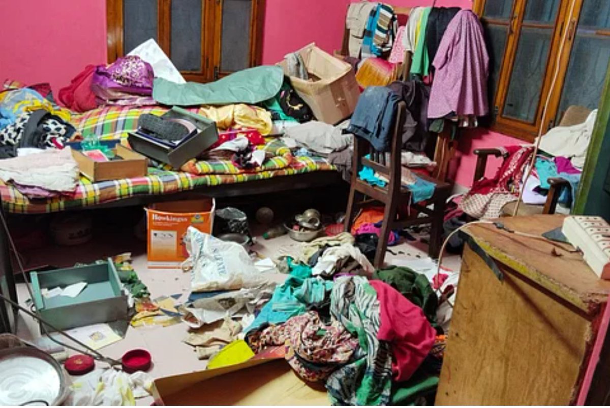 EyesHindus's tweet photo. The homes of Bangladeshi Hindus have been looted.
Location: Loot in Jessore Hindupara - 5.8.2014 
Source: https://t.co/3uko9O3thF…

#SaveBangladeshiHindus 
#AllEyesOnBangladeshiHindus 
@elonmusk 
@PMOIndia 
@myogiadityanath 
@timesofindia 
@UNESCO 
@ElvishYadav https://t.co/kpRHPnoO7o