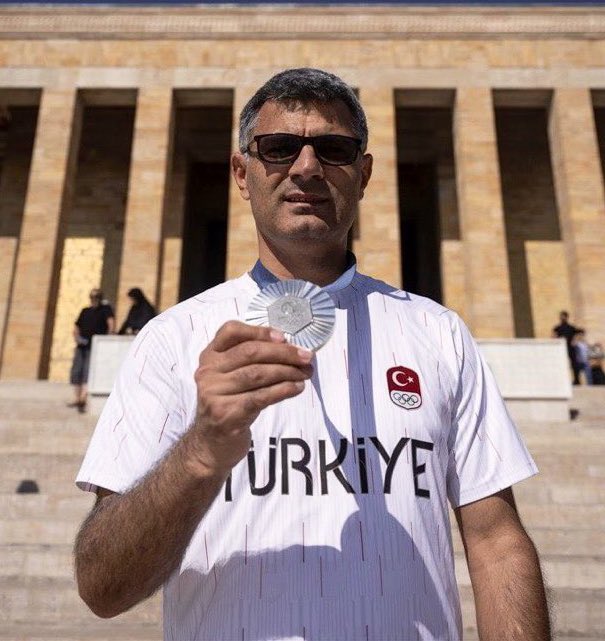 Yusuf Dikeç, madalyasıyla birlikte Anıtkabir'i ziyaret etti.