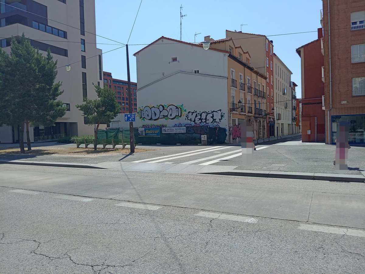 andando_burgos's tweet photo. ¿Es bueno para el peatón un paso de peatones en c/ Santa Dorotea?.
- No lo es realmente, pese a que parezca lo contrario.
¿Por qué? 👉hilo
@PoliciadeBurgos @Aytoburgos @PPBurgosCiudad @PSOEBurgosLocal @burgosconbici https://t.co/uWPn78hIHu