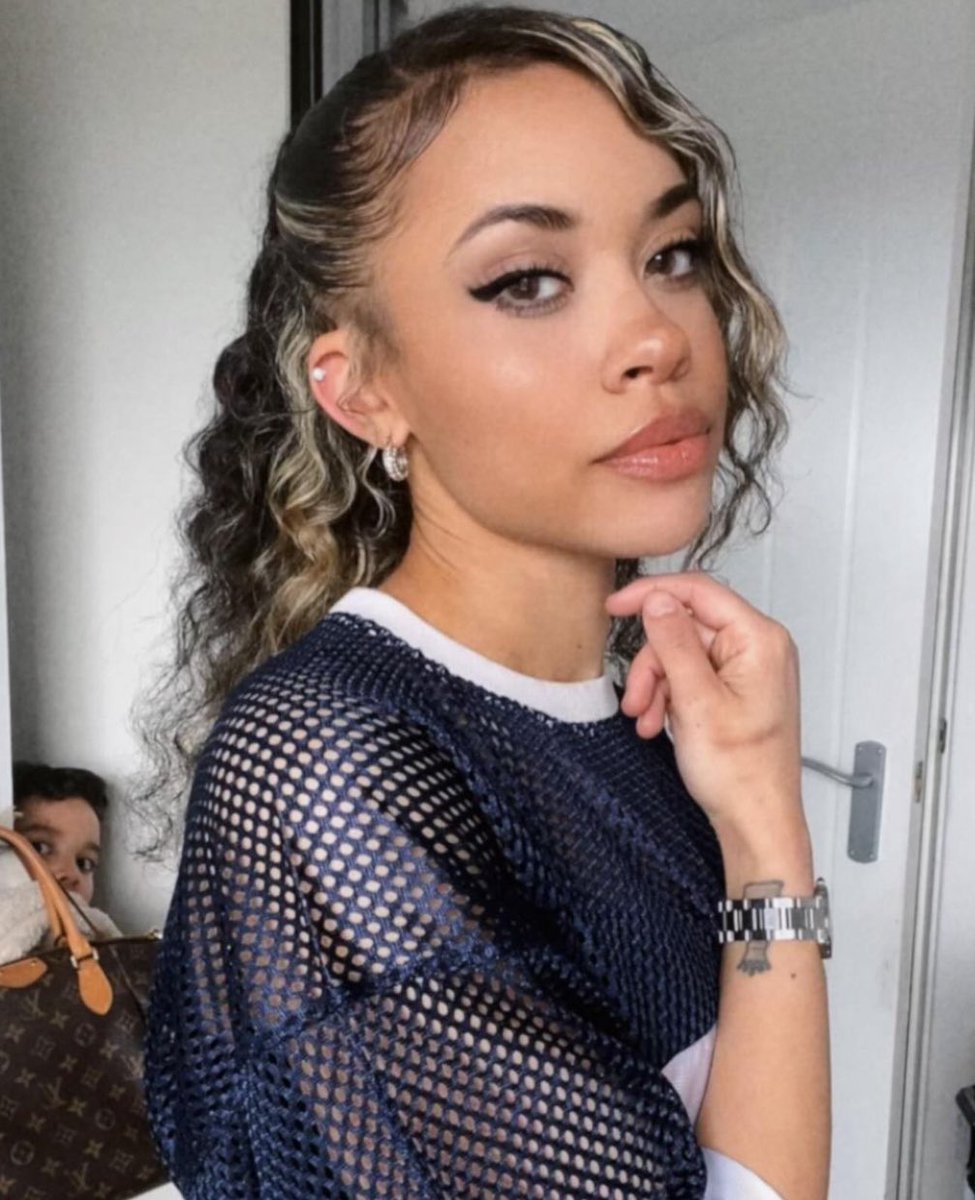 Hey from me and my photo bombing child 😂