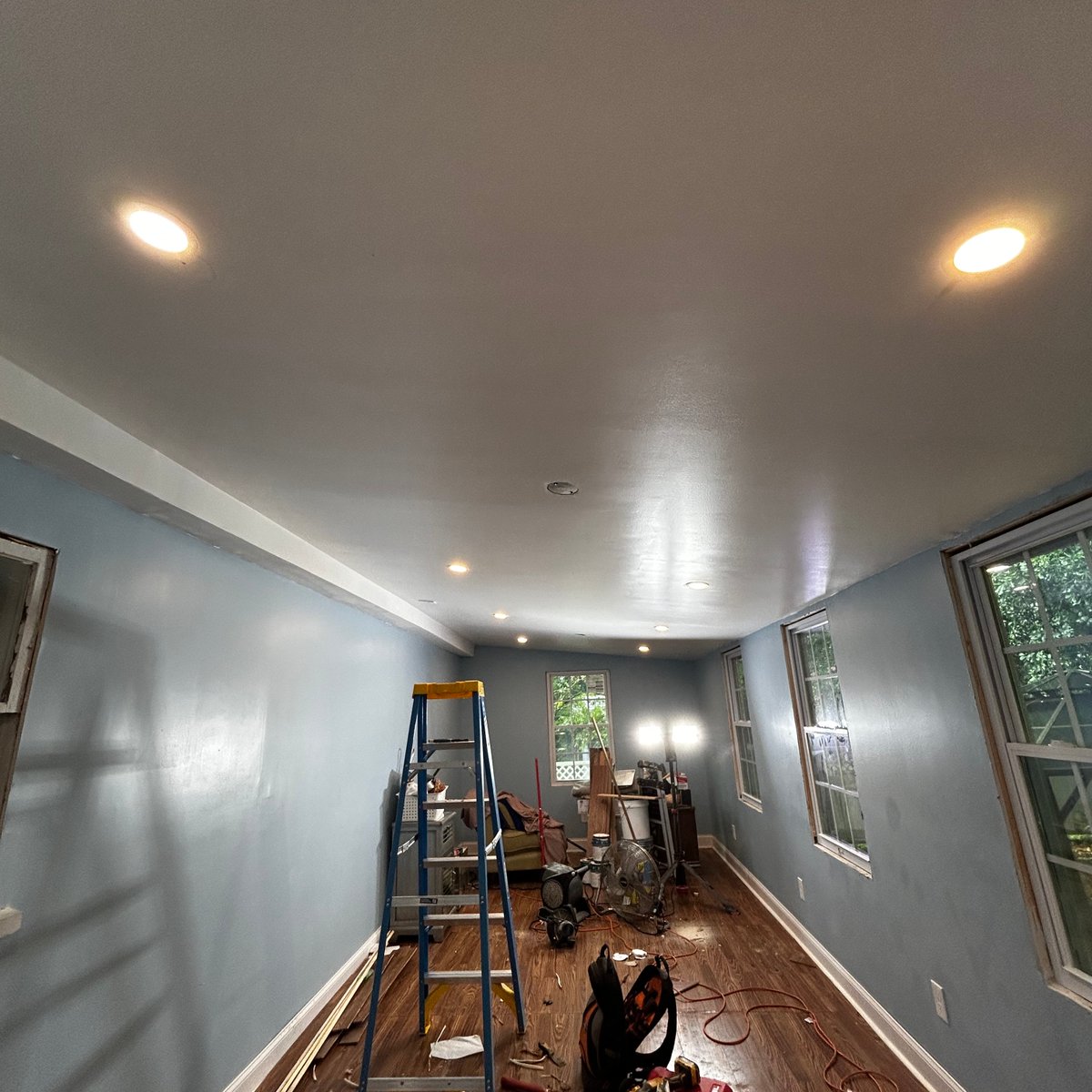 CassyElectric's tweet photo. Added a touch of freshness to the room by installing some new canned lights. 😮‍💨🌟
#cassyelectric #youhirewewire #familybusiness #womenowned #lightinstall #electricians #greenvillesc https://t.co/PYiu8xMvD3