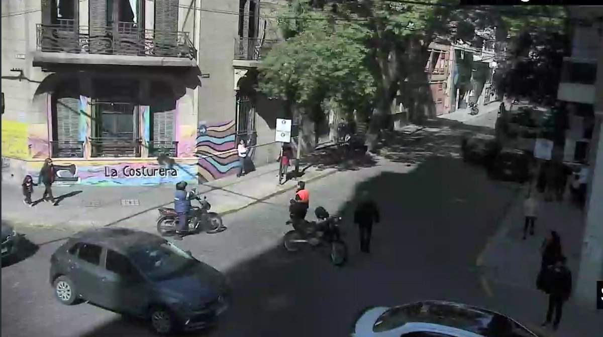 #Tránsito | En calle Salta y Moreno se encuentra interrumpido el paso vehicular, por incendio. Personal de <a href="/DGTRosario/">Dirección General de Tránsito</a> se encuentra en el lugar. 

Evitar el sector.