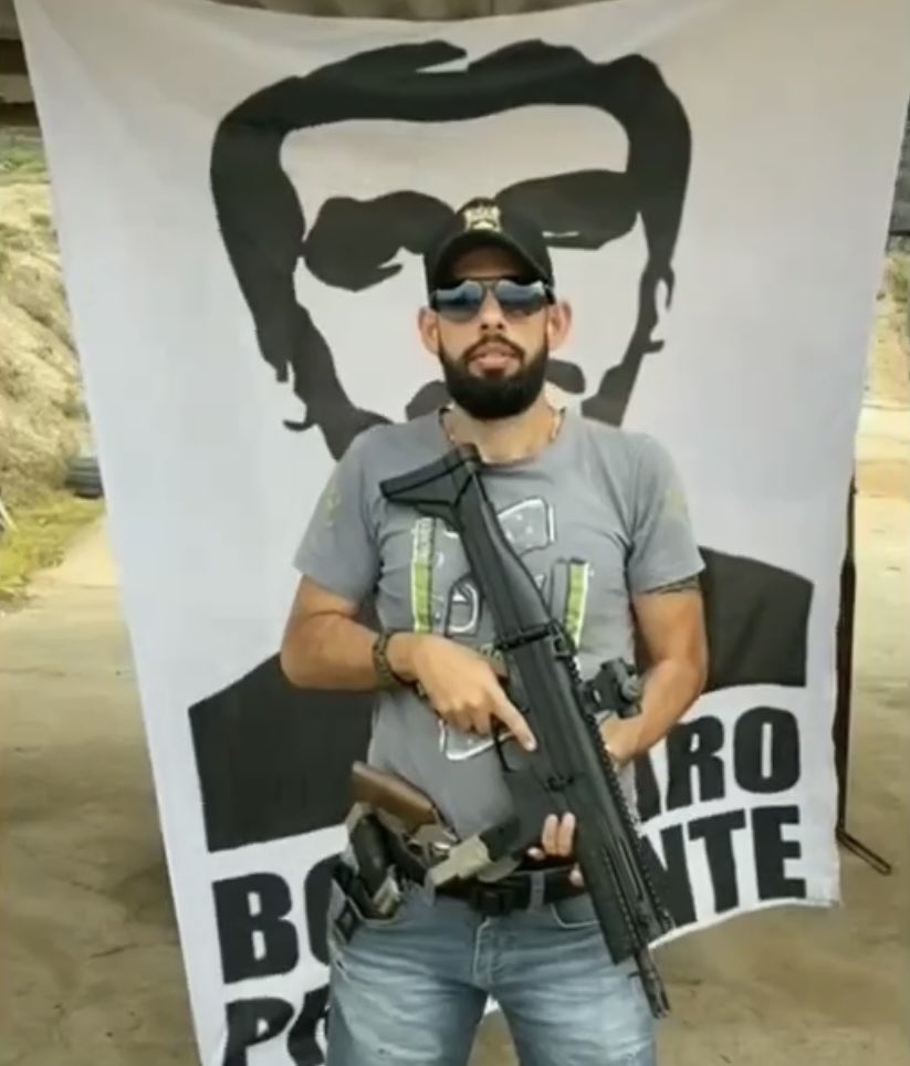 AndreJanonesMG's tweet photo. Esse é o fascista  que tentou me intimidar ontem enquanto eu jantava no shopping! Não vou divulgar o @ porque o vagabundo é candidato esse ano! 

Cidadão de bem 👍 https://t.co/tthB04OP36