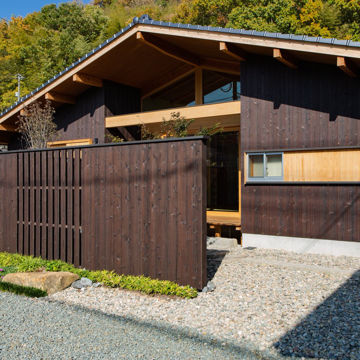 nakamotoforest's tweet photo. Designed with comfort and privacy front of mind, the Triangle Roof House in Onimichi is full of intentional design choices aimed at enhancing the family's at-home experience. Gendai® Alkyd Brown adds warmth and comfort to the project.

#Yakisugi #JapaneseHouse #DesignInspiration https://t.co/DTIeXumkV6