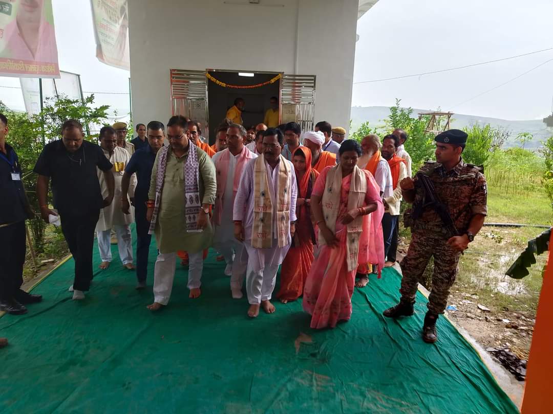 नारेश्वर मंदिर के आस पास 6 हजार से अधिक वृक्षारोपण किए और उपस्थित सभी ग्रामवासियों ने पौधों की सुरक्षा की जिम्मेदारी ली।

इस दौरान उपस्थित विशाल जनसमूह को संबोधित करते हुए विधानसभा क्षेत्र सपोटरा दी ऐतिहासिक सौगातों को लेकर मुख्यमंत्री महोदय का आभार व्यक्त किया।