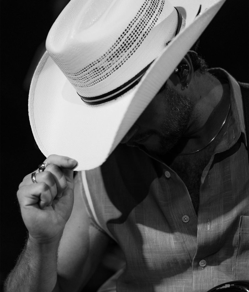 promises_lrh's tweet photo. save a mf horse https://t.co/fnN2lWyRnN