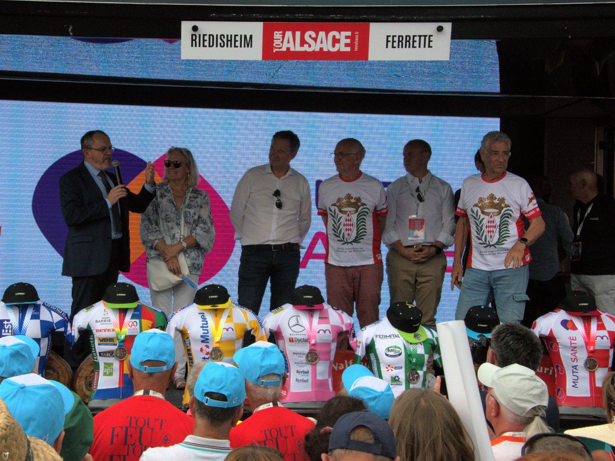 Prefet68's tweet photo. 🚴Le 25/07 : Arrivée de la 2e étape du @TourAlsace.
Jean-Marie Wendling, sous-préfet d'Altkirch s'est rendu à #Ferrette afin de féliciter les coureurs.
👏 Un événement encadré par les forces de sécurité et de secours du #HautRhin sur toutes les étapes de la course. https://t.co/H1DQpUlavd