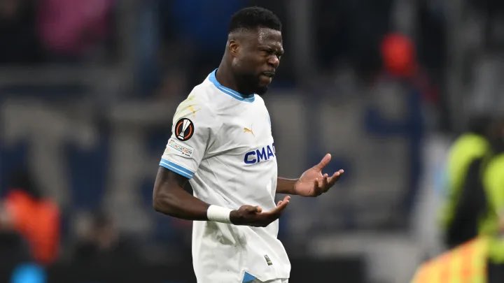 Mercat_OM's tweet photo. 🚨 Les détails du clash entre Chancel Mbemba 🇨🇩 et Ali Zarrak via @laprovence :

- Chancel Mbemba : "Je te préviens cousin, la semaine prochaine, je ne viendrai pas à ton match de merde où ya quatre heures de route à faire."

- Ali Zarrak : "Tu m'appelles cousin ? Ca commence mal... Ecoute Chancel, ce n'est ni le lieu, ni l'endroit. On verra où l'on en sera la semaine prochaine. Et si tu es convoqué, je te demanderai de répondre présent."

- Chancel Mbemba : "Tu ne me connais pas cousin. Jeudi prochain c'est mon anniversaire, donc vendredi (le jour du match face à Villefranche), je serai blessé là et là." (Il montre son pied droit et gauche)

- Ali Zarrak : (Le ton monte) "Je te préviens Chancel, je ne suis pas ton cousin. Quand tu t'adresses à moi, tu me parles de façon respectueuse, tu m'appelles Ali, pas cousin. D'accord ?"

- Chancel Mbemba : "Tu t'appelles Ali, mais tu es un Africain. Donc, je t'appellerai cousin. Et je t'appelle cousin si je veux."

- Ali Zarrak : "Chancel, c'est la dernière fois que tu m'appelles cousin. On va en rester là, et je compte sur toi pour le match là semaine prochaine, si tu es convoqué."

- Chancel Mbemba : (En mimant un doigt d'honneur) "Tiens, c'est pour toi et ton président."

#TeamOM