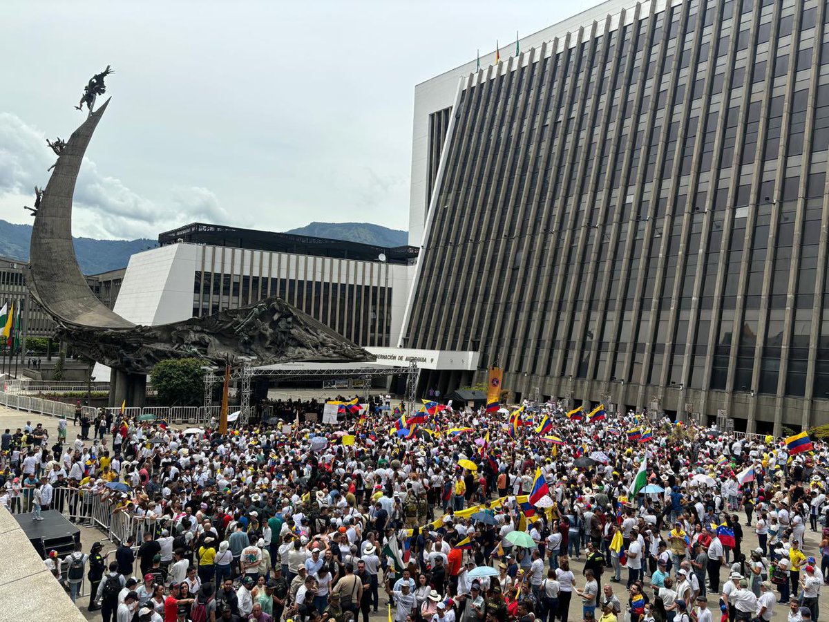Antioquia grita: LIBERTAD 
Un mensaje de los Antioqueños al pueblo VENEZOLANO. #VenezuelaLibre <a href="/MariaCorinaYA/">María Corina Machado</a> <a href="/FicoGutierrez/">Fico Gutiérrez</a>