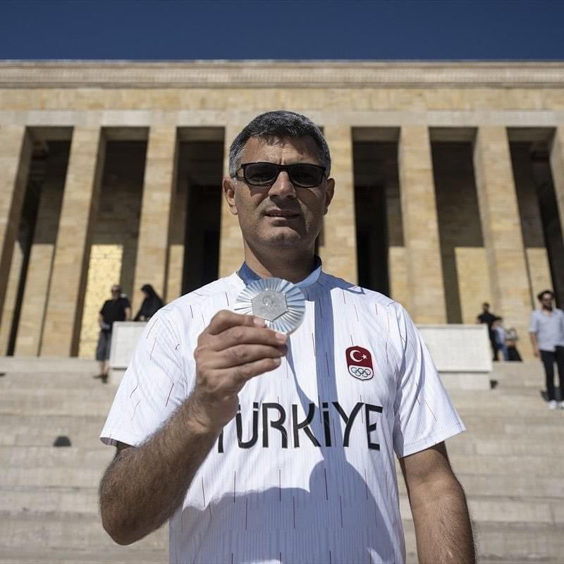 oguzzatsiz's tweet photo. Yusuf Dikeç de Anıtkabir’de. Çünkü Türk’ün başarı için arap tarihinde boncuk aramasına gerek yok. https://t.co/uwYTUdI8fC