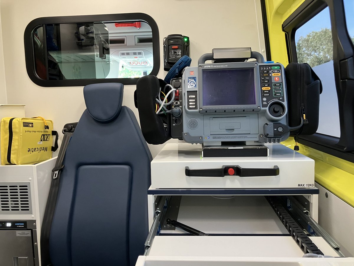 jeroen_veghel's tweet photo. Vandaag een stagiaire mee op de #ambulance in het kader van de selectieprocedure bij een sollicitatieronde. Dus af en toe wat vaker achterin. #dmvda #ambulancezorg #mediumcare #middencomplex https://t.co/gmNsobQfG2