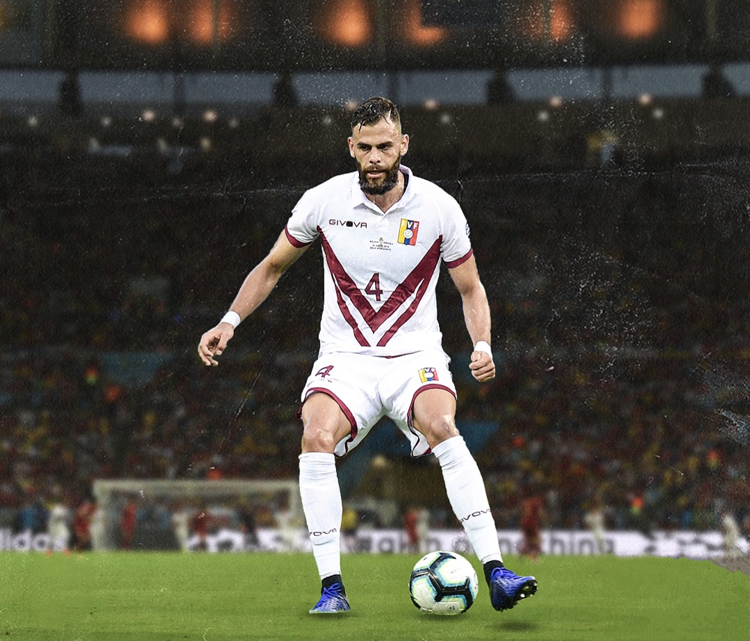 🚨🇻🇪 ÚLTIMA HORA: El SEBIN acaba de secuestrar al padre del jugador de la vinotinto, Jhon Chancellor (Carlos Chancellor).

Así trata la tiranía socialista de Maduro a los padres de quienes han defendido nuestro escudo en el mundo. Mi solidaridad con Jhon y su familia.