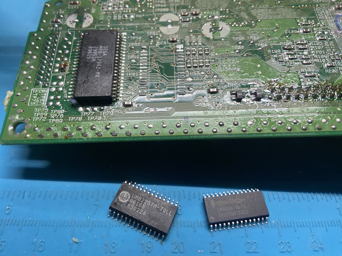 1Jour1JeuRetro's tweet image. Hier je me suis décidé a changer la Ram d’origine de ma #SEGA #Saturn v2 (que j’avais déjà #Switchless), par une FRAM pour ne plus perdre les saves lorsque la pile horloge est vide ou même absente.

La pile ne sert maintenant qu’à mémoriser :
- Langue
- Date
- Heure