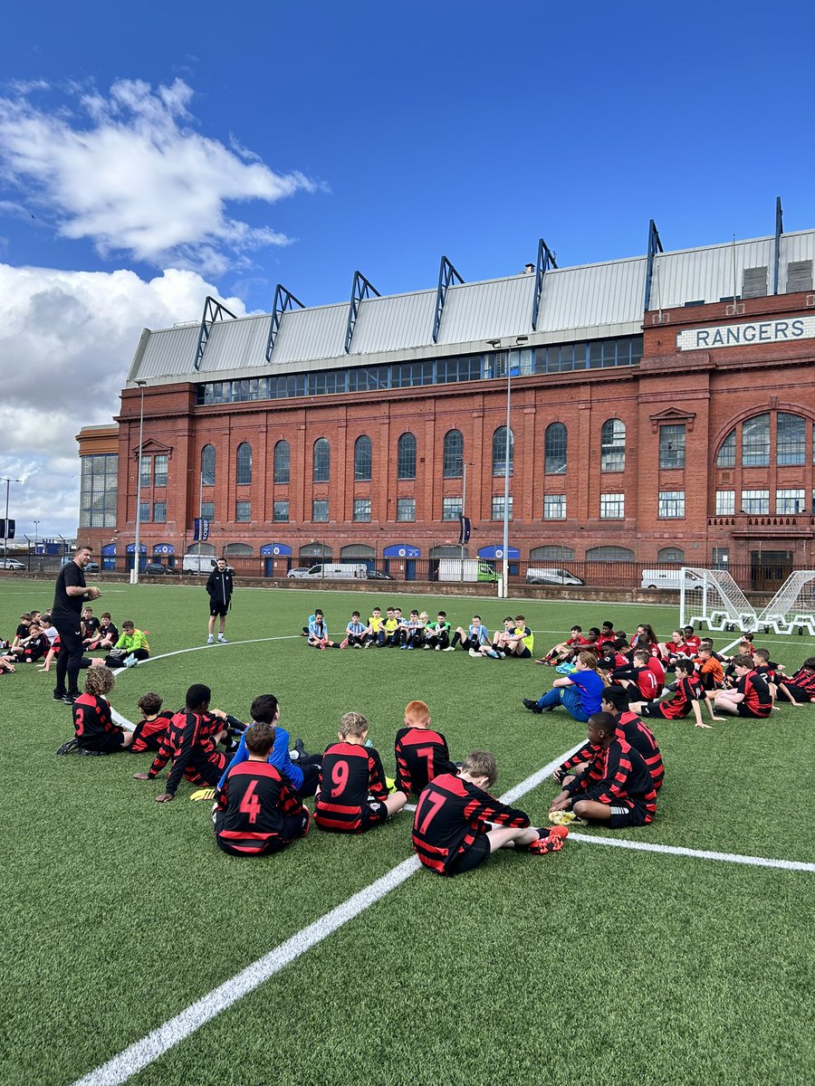 JamieMcM99's tweet photo. Great day today being able to showcase the #HubInTheCommunity initiative with our other hub schools @GovanHighSchool , @drumchapelhigh and @KnightswoodSec. We also hosted partners @MU_Foundation to sunny Scotland☀️💙. Team @WhitehillSec had a great time and smiles all round😄! https://t.co/2UrVNwy8ez