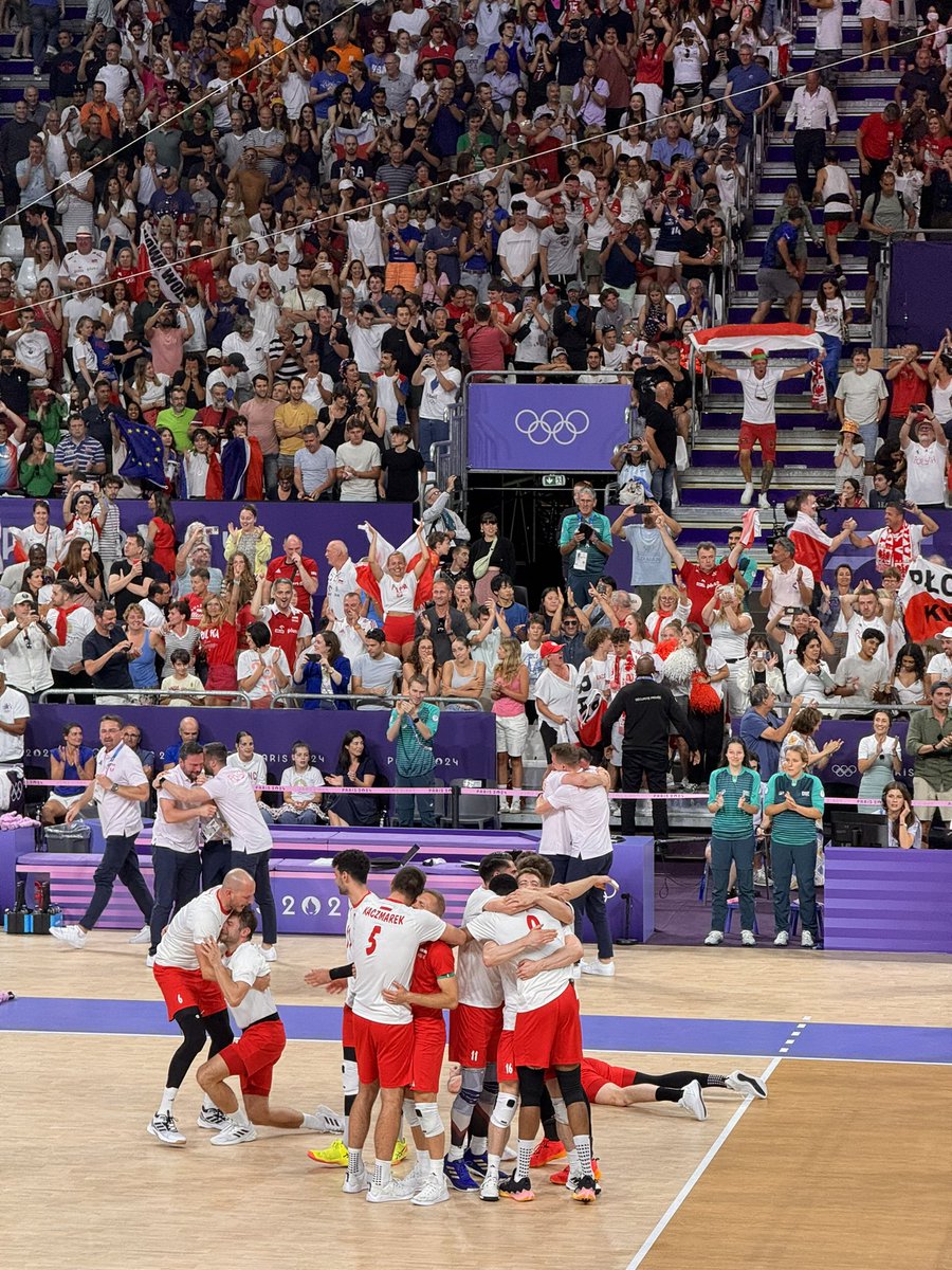 volleyballworld's tweet photo. POLAND 🇵🇱 TO PLAY FOR GOLD!

After 48 years, Polska booked another appearance in the Olympic gold medal match in @paris2024.

🚨 Aug 7 live score &amp; stats: https://t.co/zWteoaQ4AV.

🛍️ Buy your Olympic #volleyball : https://t.co/ka1N7n0EiH.

🏐 #Paris2024  #gangłysego https://t.co/mnOA3VlB6g