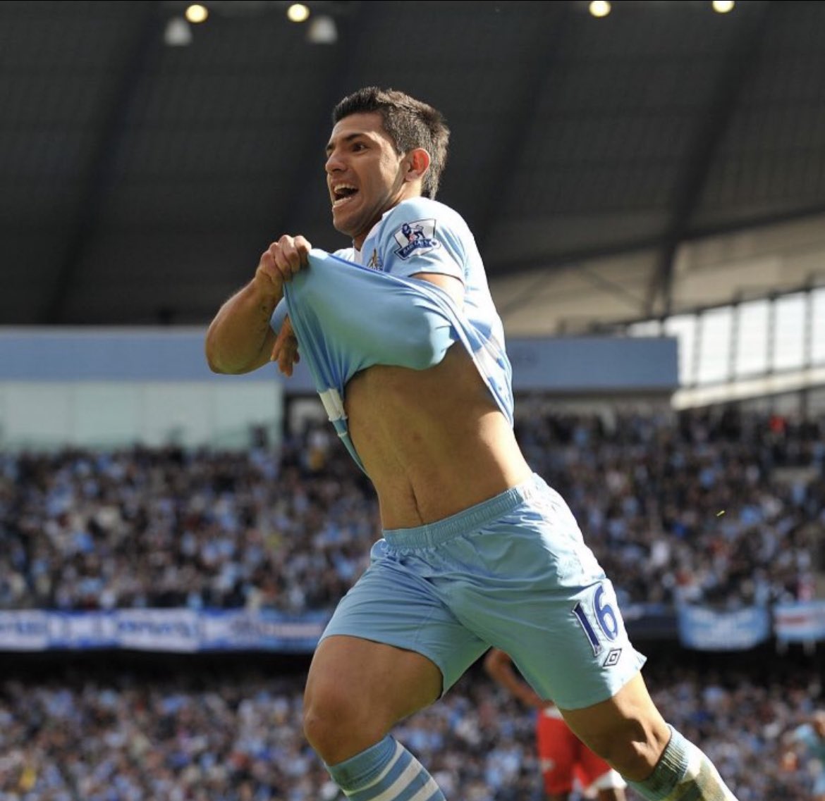 The_Forty_Four's tweet photo. We asked a fan from EVERY Premier league team what their best ever last minute goal was⏰⚽️

Here are the results🧵 https://t.co/23iYn4v8Sm