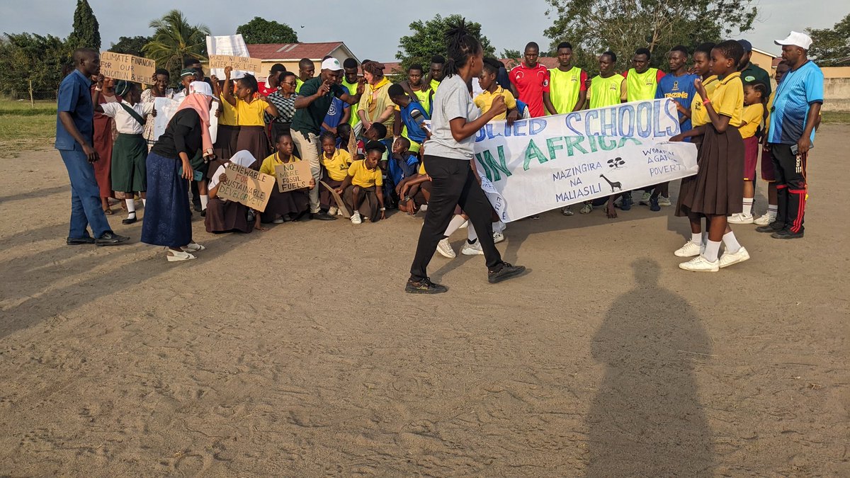 🌍💥 We need Changes?? Let's cooperate with youth .. their Energy is remarkable for the fight against #FossilFuel 🤜🏿🤛🏿💪🏿💥

#StopEACOP 
#REPowerAfrica