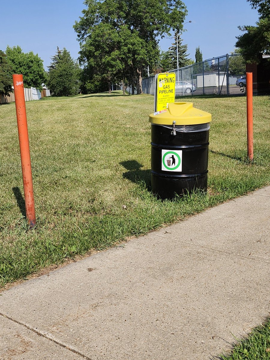 digsafeyeg's tweet photo. #signs keep you informed of facilities in your neighborhood and the need for a #locate in a Right-of-way.
#Clickbeforeyoudig
#Whereistheline
#SafetyFirst
#Eapuoc https://t.co/rD2YZ3uyxT