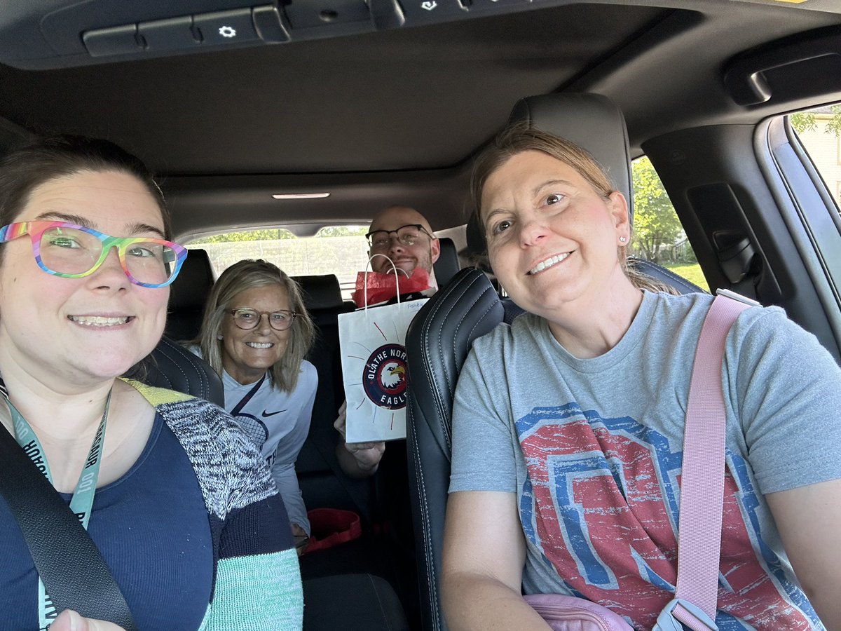 lmaranell's tweet photo. So much fun delivering goody bags to kids today with @North_Eagles @JasonHermanON #OPSmaketodaycount https://t.co/o3paXsanox