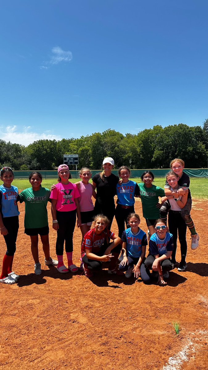 Loved getting to coach these young ladies this past Saturday! Big shoutout to my former PT and Coach, Weldon Russo for inviting me out!