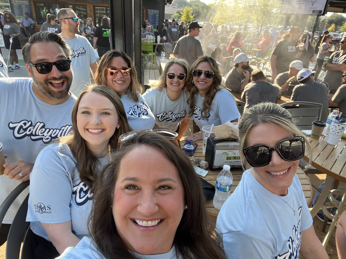 cmscoltsela's tweet image. ELA @ Convocation today!! @amy_dieterich @aaronarroyoCMS @MarcantelMorgan #cmscolts #teamcms #coltpride