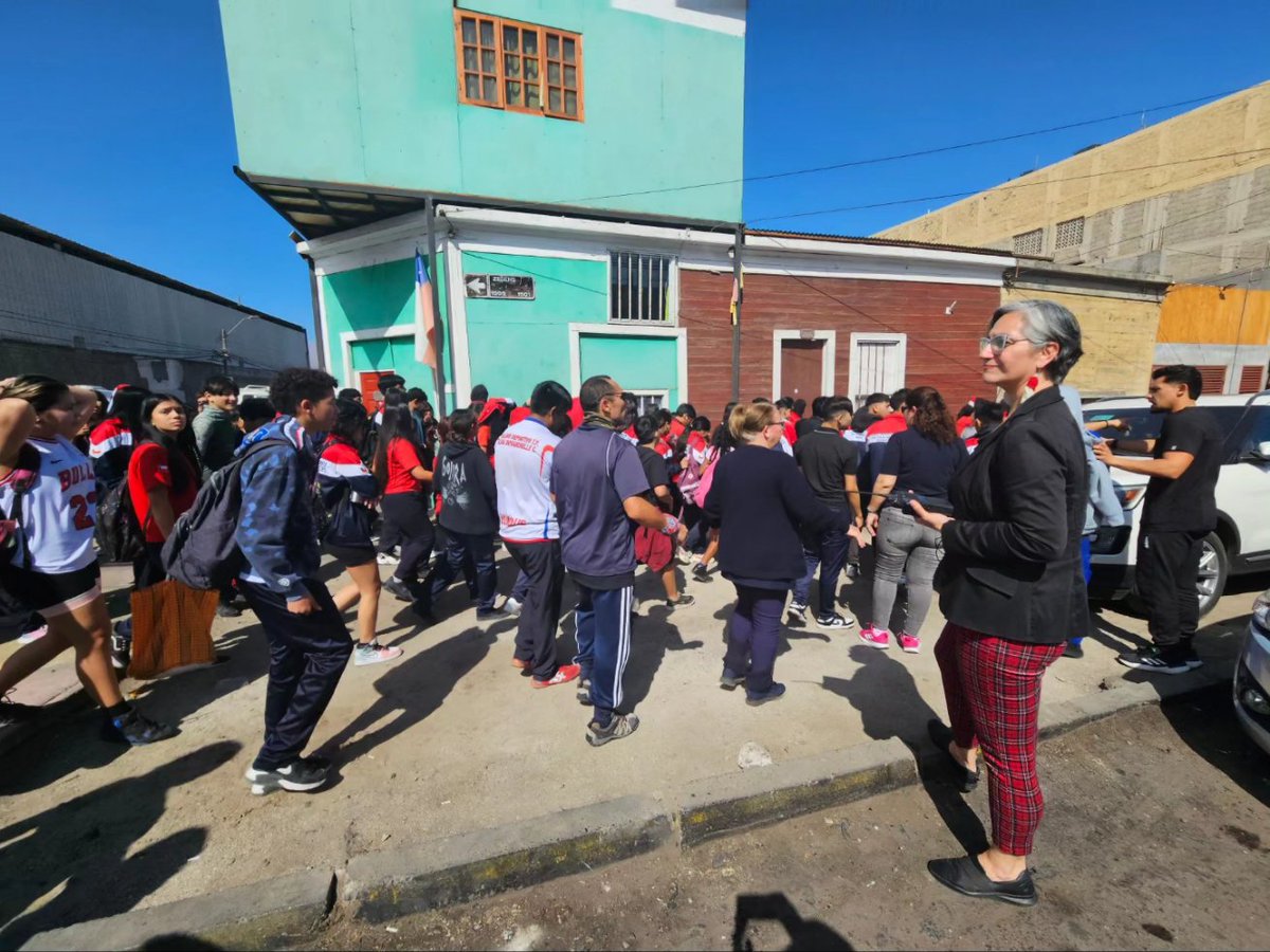 seremieduc01's tweet photo. 📣 Seremi (s) Carmen Barrera y equipo #Secreduc participan del simulacro de sismo y tsunami convocado por @DPRTarapaca @Senapred . 112 establecimientos educacionales ubicados en zona de riesgos de las comunas de #Iquique y #Huara participaron del ejercicio ciudadano ✅️ . https://t.co/ViWWggHpmg