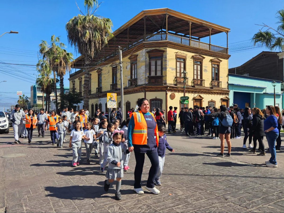 seremieduc01's tweet photo. 📣 Seremi (s) Carmen Barrera y equipo #Secreduc participan del simulacro de sismo y tsunami convocado por @DPRTarapaca @Senapred . 112 establecimientos educacionales ubicados en zona de riesgos de las comunas de #Iquique y #Huara participaron del ejercicio ciudadano ✅️ . https://t.co/ViWWggHpmg