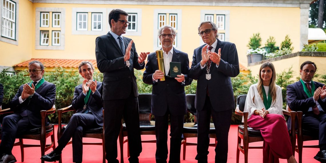 INESCTEC's tweet photo. 🏅 Porto City Council awarded a Medal of Merit to Pedro Guedes de Oliveira, former Chairman of #INESCTEC.
Congratulations 👏
📸 CM Porto
🔗 https://t.co/9LZSueo98X https://t.co/DW5e7XDRrN