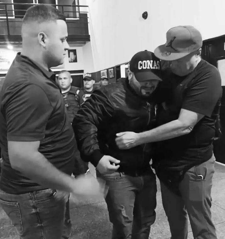 diariopanorama's tweet image. Funcionarios militares, adscritos al Comando Nacional Antiextorsión y Secuestro (Conas), de la GNB, y del Cicpc pusieron fin a un secuestro en el Zulia al lograr la liberación de un hombre en el sector Curarire, del municipio Jesús Enrique Lossada.