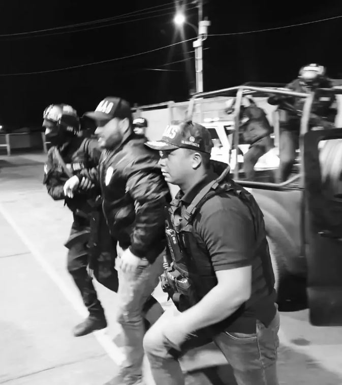 diariopanorama's tweet image. Funcionarios militares, adscritos al Comando Nacional Antiextorsión y Secuestro (Conas), de la GNB, y del Cicpc pusieron fin a un secuestro en el Zulia al lograr la liberación de un hombre en el sector Curarire, del municipio Jesús Enrique Lossada.