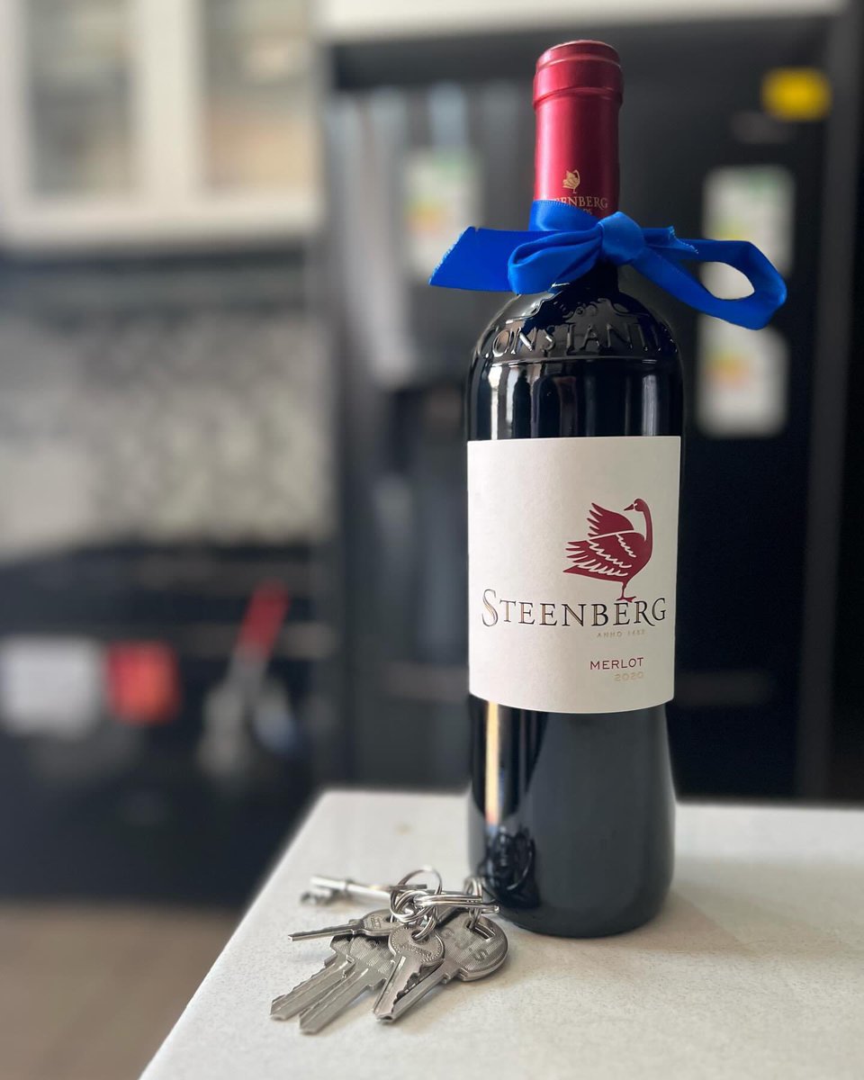 MolisanaRE's tweet photo. Success Tastes Like Steenberg 🎁✨🔑
Savouring the supple taste of words of kindness and congratulations with our key handover, made that much more beautiful with @SteenbergFarm Merlot 2020 (wine of origin @ConstantiaRoute )
#steenberg
#meyersdalmoments https://t.co/A86f7AdqMI