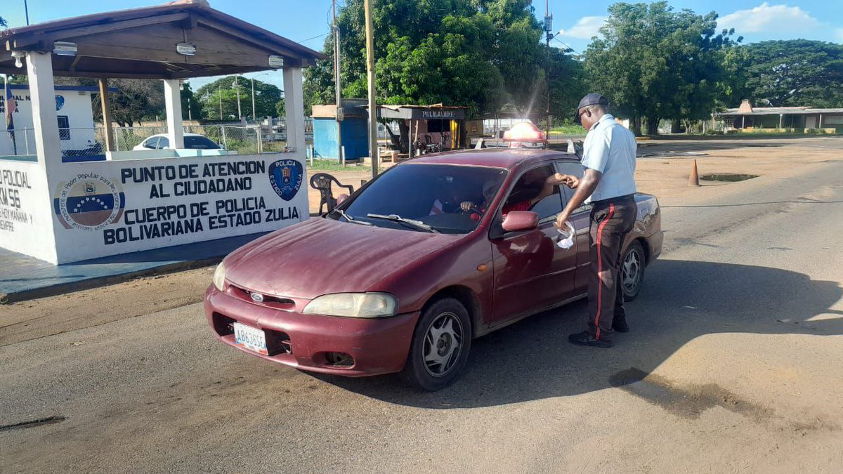 Presencia policial y orientación vial a conductores que transitan por la Troncal 6 Machiques-Colón, a la altura del Kilómetro 56, parroquia Andrés Bello, municipio La Cañada de Urdaneta.

Centro de Coordinación Policial La Cañada