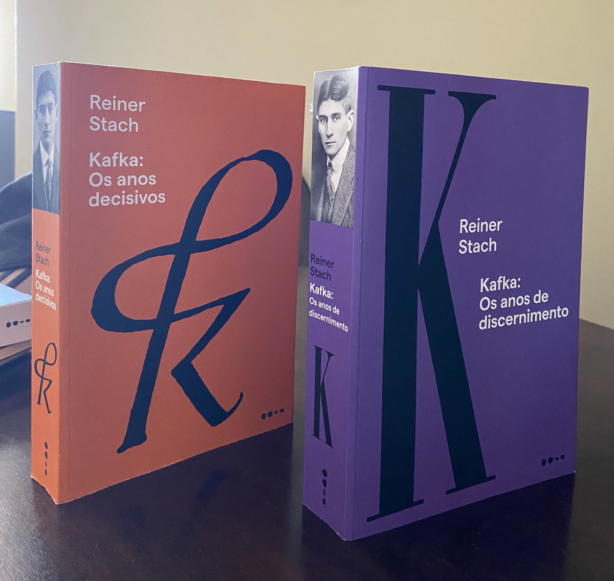 sério, acabou de chegar aqui o segundo volume da famosa biografia do Kafka, escrita por Reiner Stach

@todavialivros eu te amo