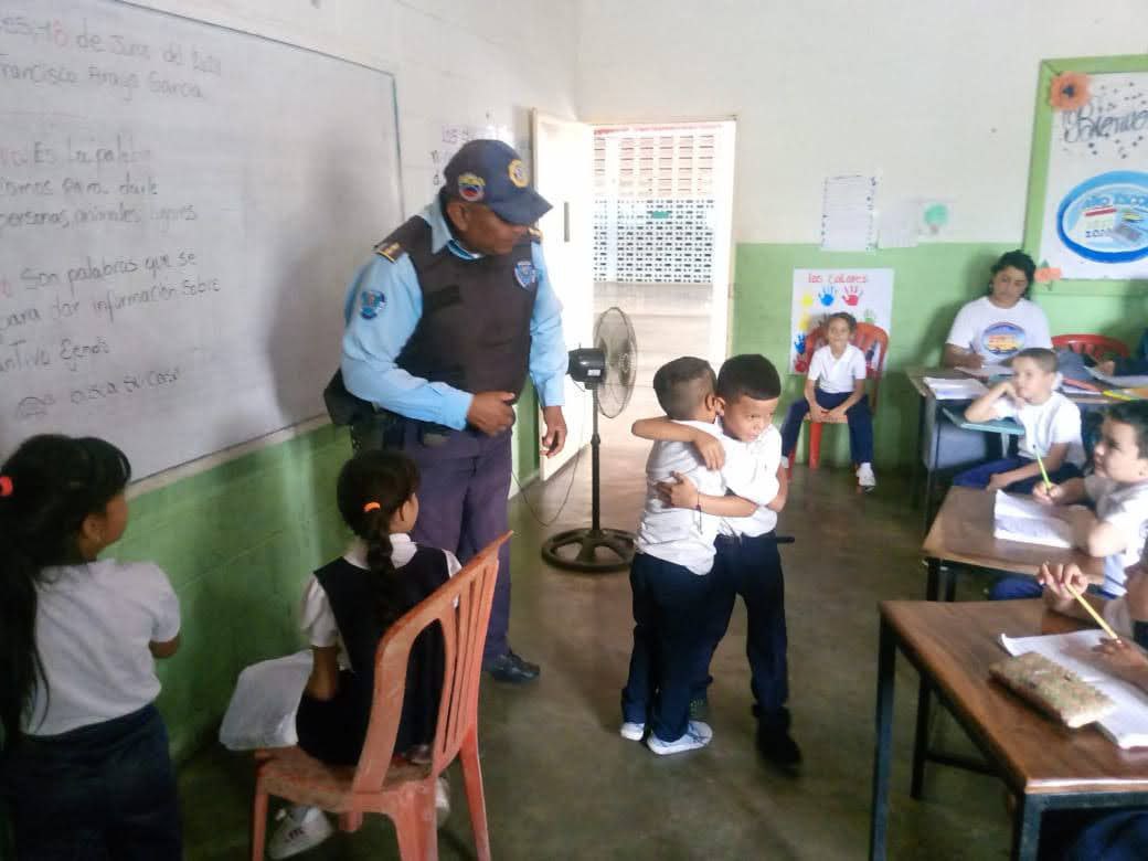 Ingresamos a las aulas de la U. E Francisco Araujo García, parroquia Ricaurte, donde instamos a los niños a evitar los llamados "Retos" en redes sociales, para evitar daños y accidentes.

Centro de Coordinación Policial Eje Mara-Padilla
