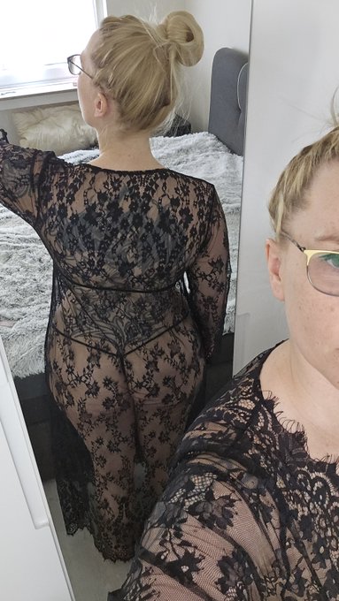 heisses Kleidchen von einem lieben Fan geschenkt bekommen 😊 https://t.co/nwpdAAOYa3<a href="/tag/mvsales"class="tags"><span>#mvsales</span></a>