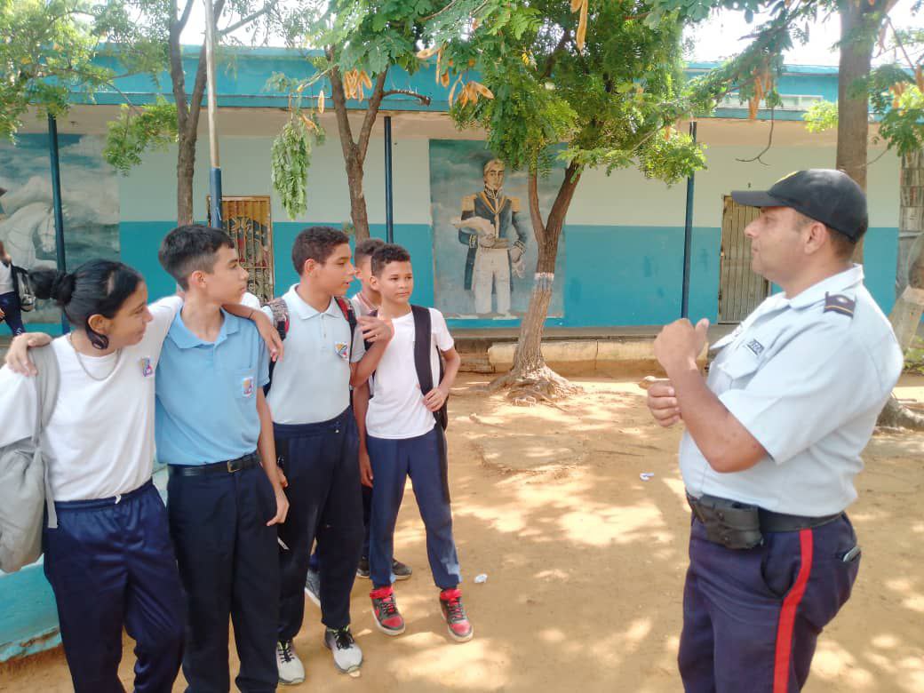 Conversamos con los estudiantes de la escuela León Febres Cordero, en el sector La Arreaga, parroquia Cristo de Aranza, municipio Maracaibo, sobre los valores y la educación.

Centro de Coordinación Policial Maracaibo Sur