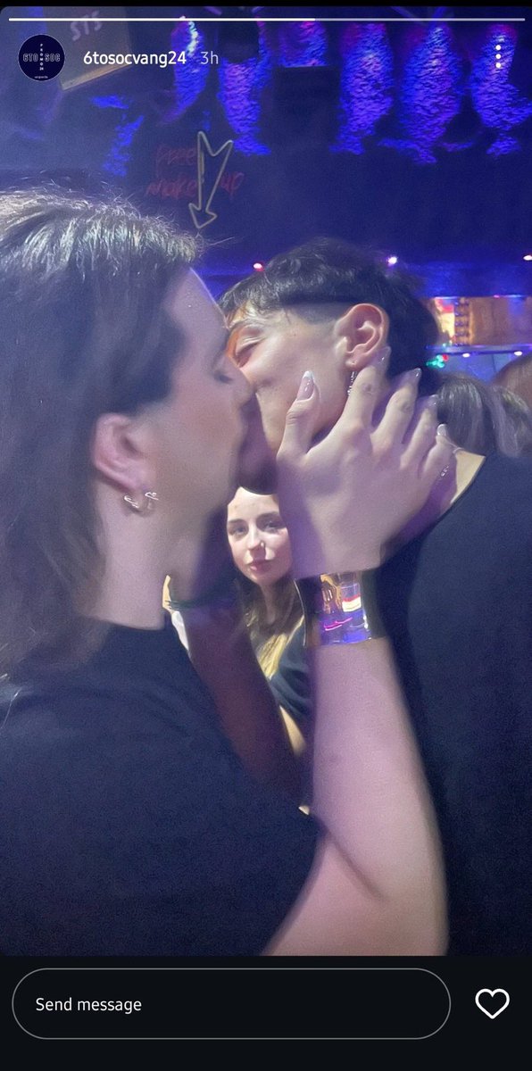 porqueTTarg's tweet photo. “Bariloche��

Por este hilo de Twitter de una chica que contó que le pidió a su novio que no la traicionara en el viaje de egresados, y lo terminó exponiendo por besar a una trans. https://t.co/dQVbeH7Z2X