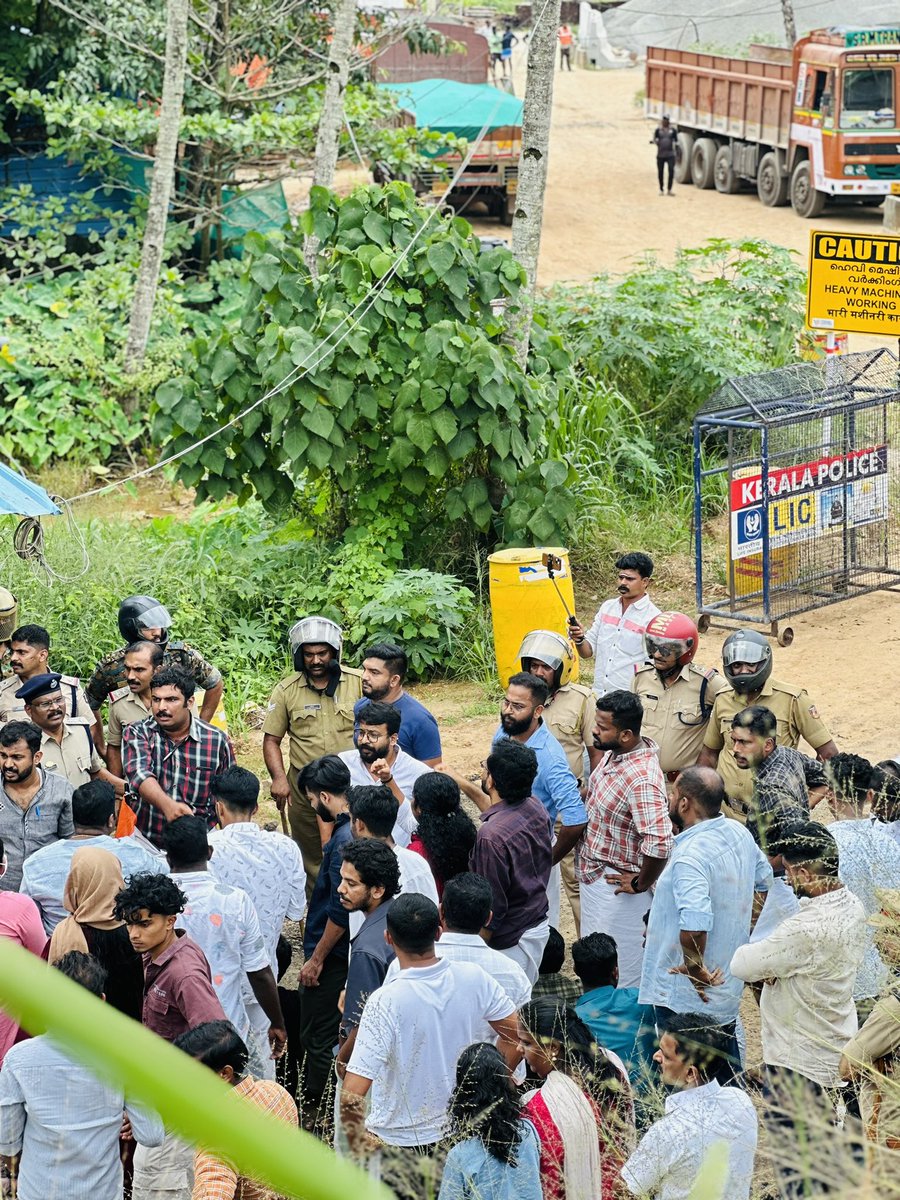 Aasifselection's tweet photo. ഈ നാടിനു വേണം 
തൂണിൽ തീർത്ത ഉയരപാത 
നഗരത്തെ വെട്ടിമുറിച്ച് നിർമ്മിക്കുന്ന അശാസ്ത്രീയ ദേശീയപാത നിർമ്മാണത്തിനെതിരെ യൂത്ത് കോൺഗ്രസ് കായംകുളം നിയോജകമണ്ഡലം കമ്മിറ്റിയുടെ നേതൃത്വത്തിൽ നിർമ്മാണ പ്രവർത്തനങ്ങൾ ഏകോപിപ്പിക്കുന്ന വിശ്വസമുദ്രയുടെ യാർഡിലേക്ക് നടത്തിയ പ്രതിഷേധ മാർച്ച്. https://t.co/yidn56RNkv