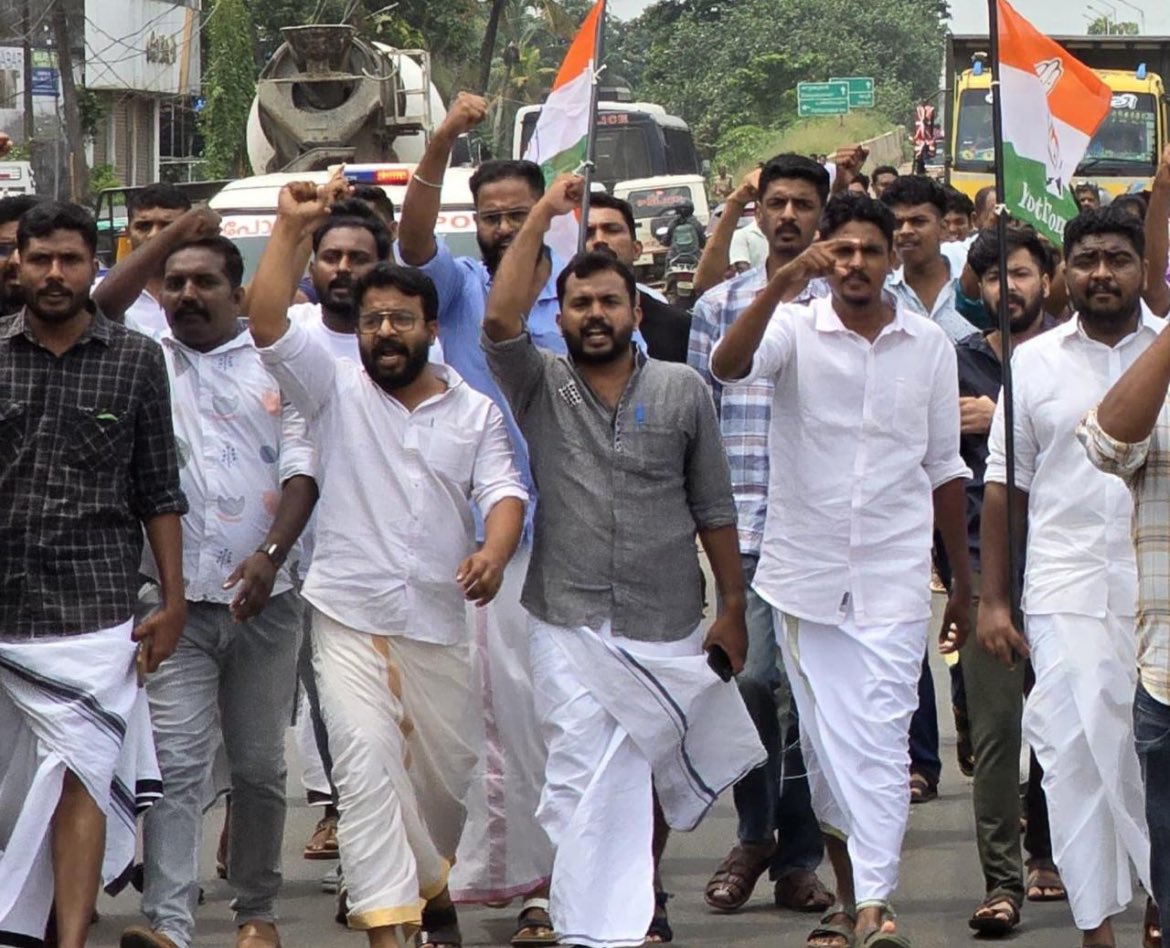 Aasifselection's tweet photo. ഈ നാടിനു വേണം 
തൂണിൽ തീർത്ത ഉയരപാത 
നഗരത്തെ വെട്ടിമുറിച്ച് നിർമ്മിക്കുന്ന അശാസ്ത്രീയ ദേശീയപാത നിർമ്മാണത്തിനെതിരെ യൂത്ത് കോൺഗ്രസ് കായംകുളം നിയോജകമണ്ഡലം കമ്മിറ്റിയുടെ നേതൃത്വത്തിൽ നിർമ്മാണ പ്രവർത്തനങ്ങൾ ഏകോപിപ്പിക്കുന്ന വിശ്വസമുദ്രയുടെ യാർഡിലേക്ക് നടത്തിയ പ്രതിഷേധ മാർച്ച്. https://t.co/yidn56RNkv